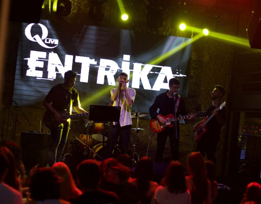 Entrika - Q Live sahnesi