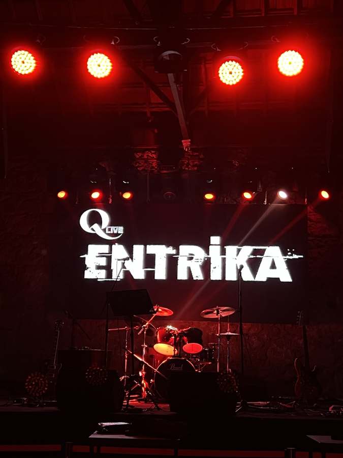 Entrika - Q Live sahnesi